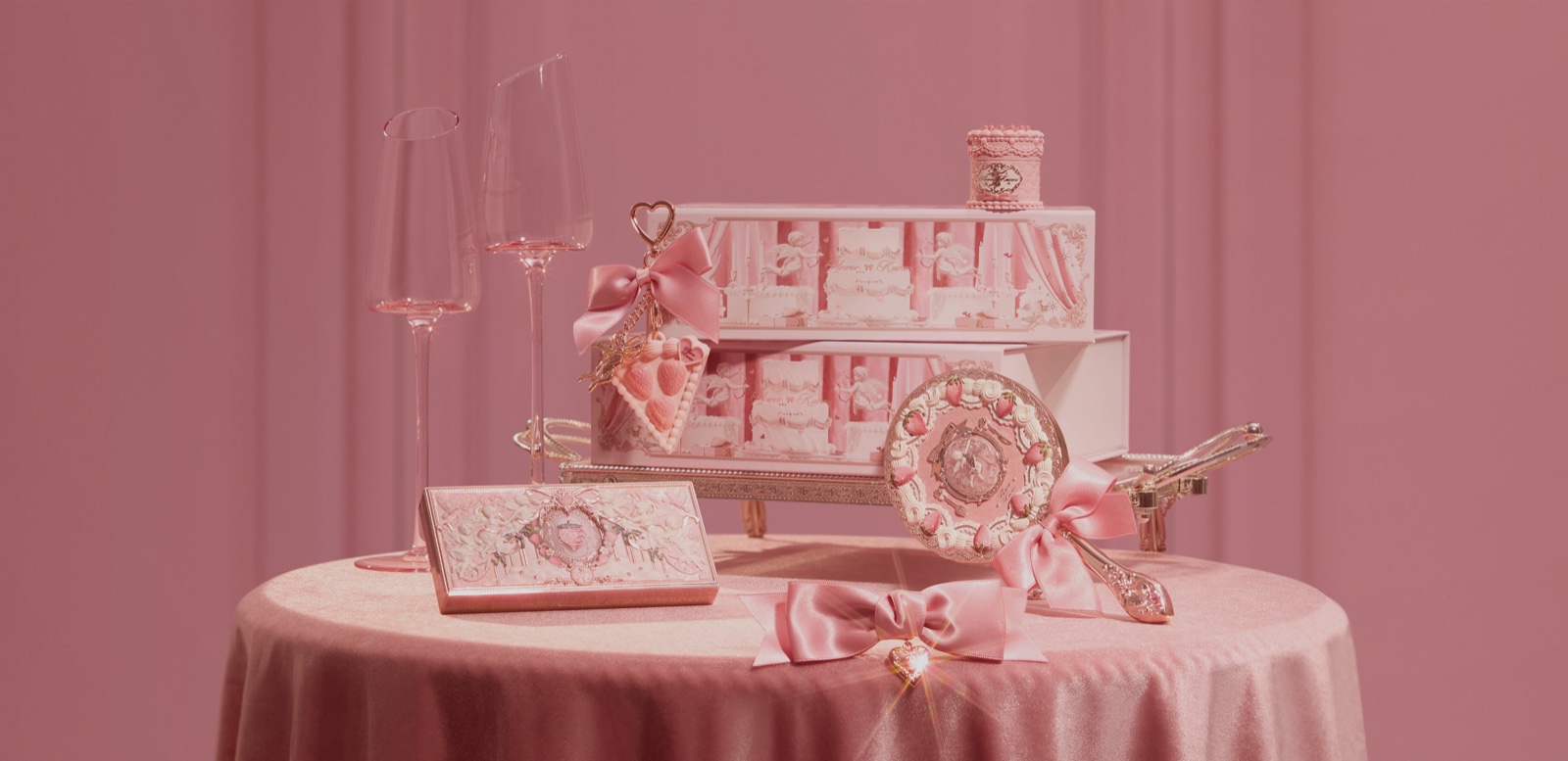Колекція Flower Knows Strawberry Cupid: палетка, дзеркальце та брелок у рожевих тонах